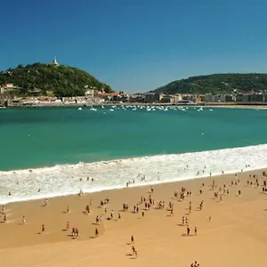 Apartment Paradise Luxurious Apartment, Free Parking, 3 Double Rooms, 4 Beds, Terrace, Jacuzzi, New, San Sebastian